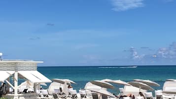 En la playa, camastros y toallas de playa