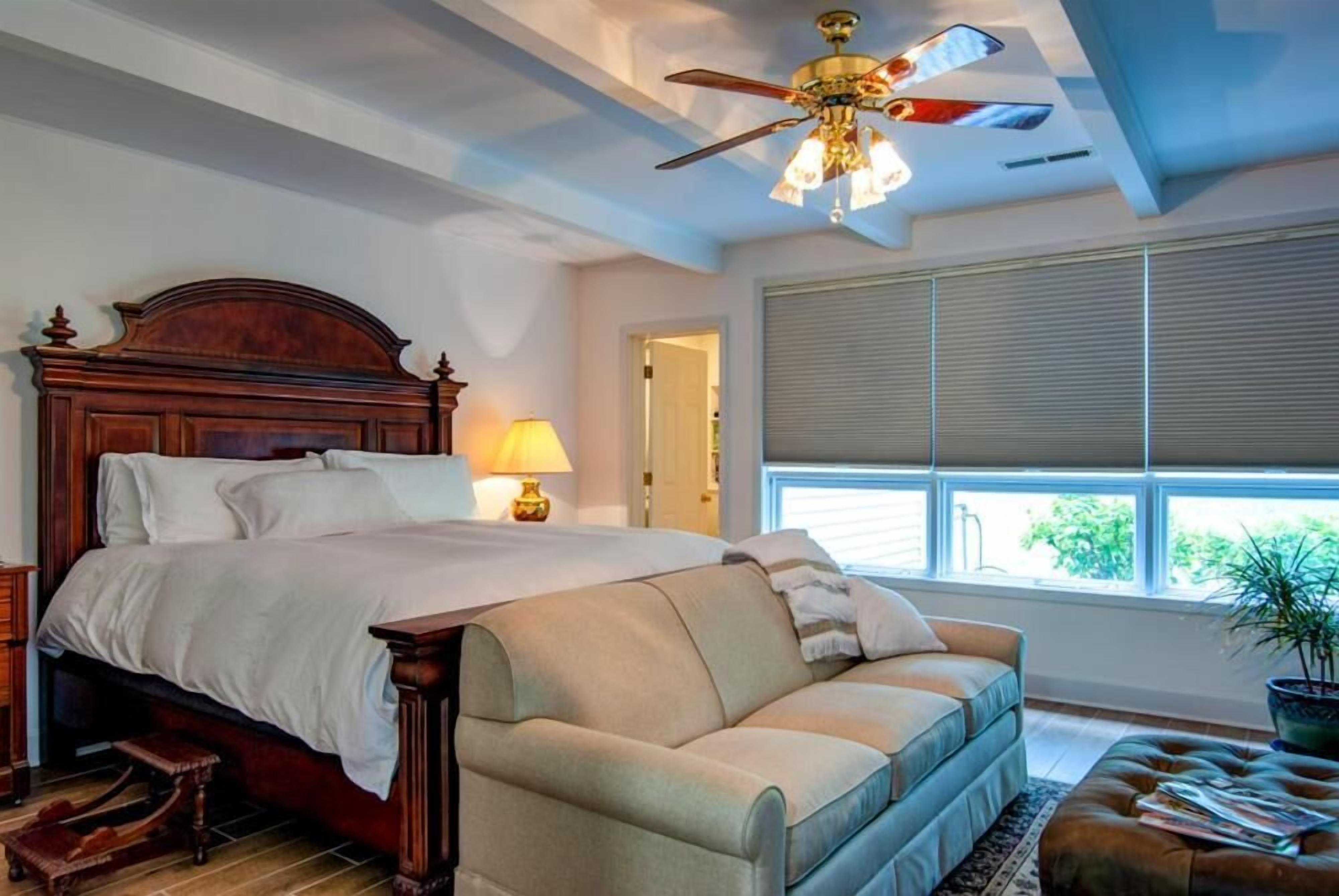 Senger med overmadrass, individuelt dekorert og individuelt innredet