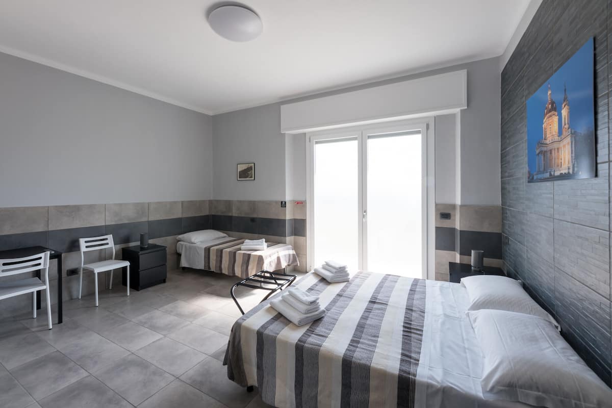 Deluxe driepersoonskamer | Donzen dekbedden, een bureau, gratis wifi, beddengoed