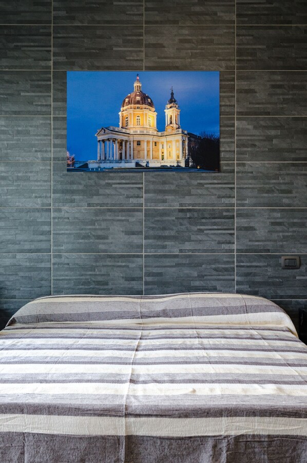 Chambre triple Deluxe | Couette en duvet, bureau, accès au Wi-Fi (inclus), literie fournie