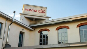 A building with a sign reading "LA MONTRUCCA" and three arched windows. - La Montrucca camere (Caselle Torinese)