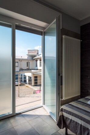 Down comforters, desk, free WiFi, bed sheets