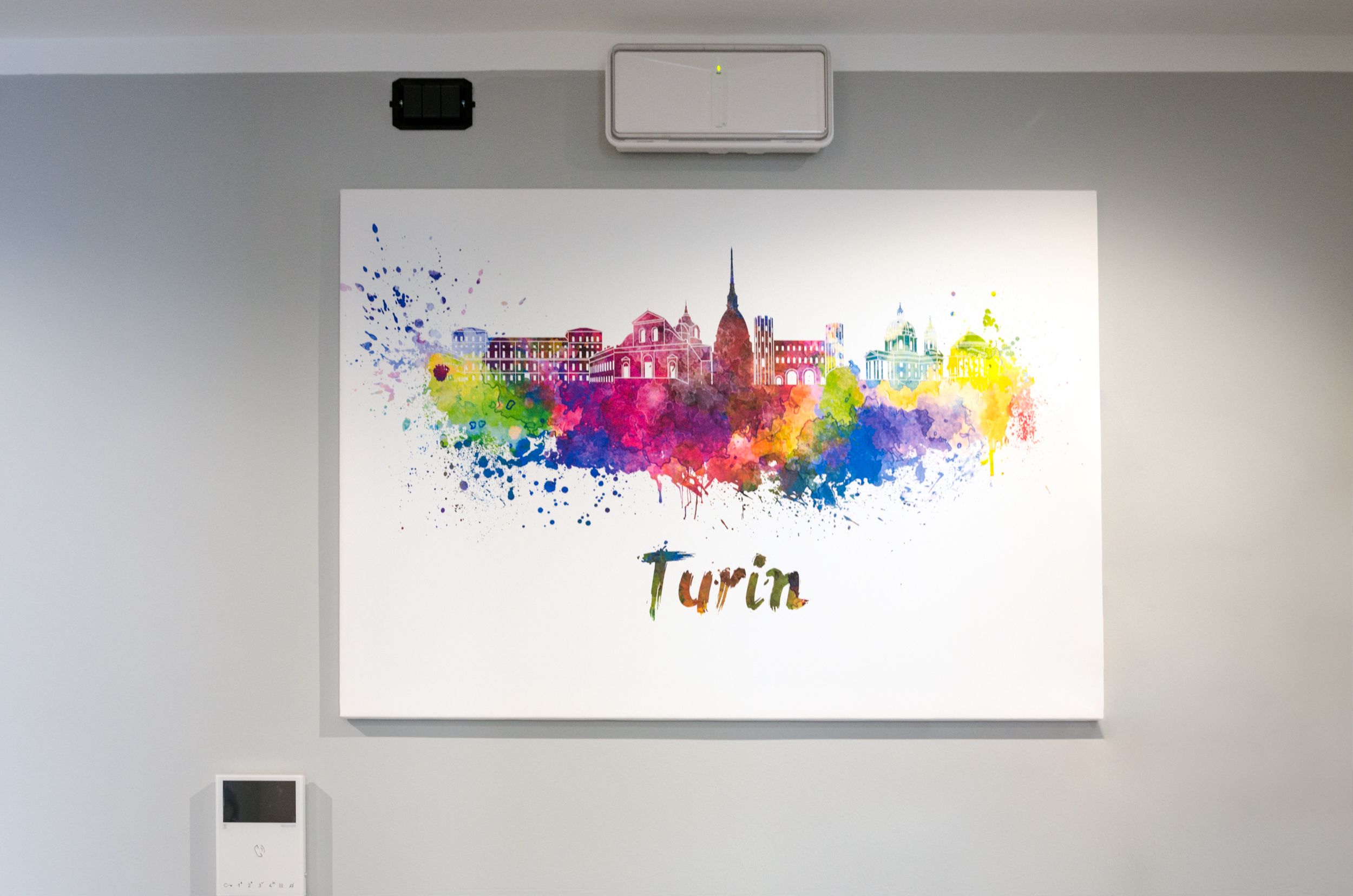 Un'opera d'arte con una città colorata e la scritta 'Turin' in basso.
