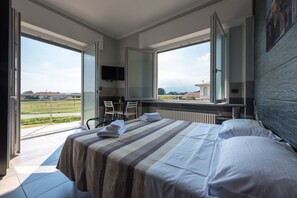 Habitación doble | Edredón, escritorio, wifi gratis y ropa de cama 