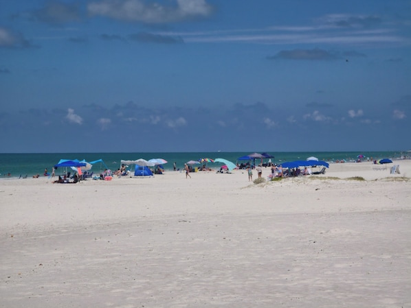 Beach nearby, sun loungers, beach towels