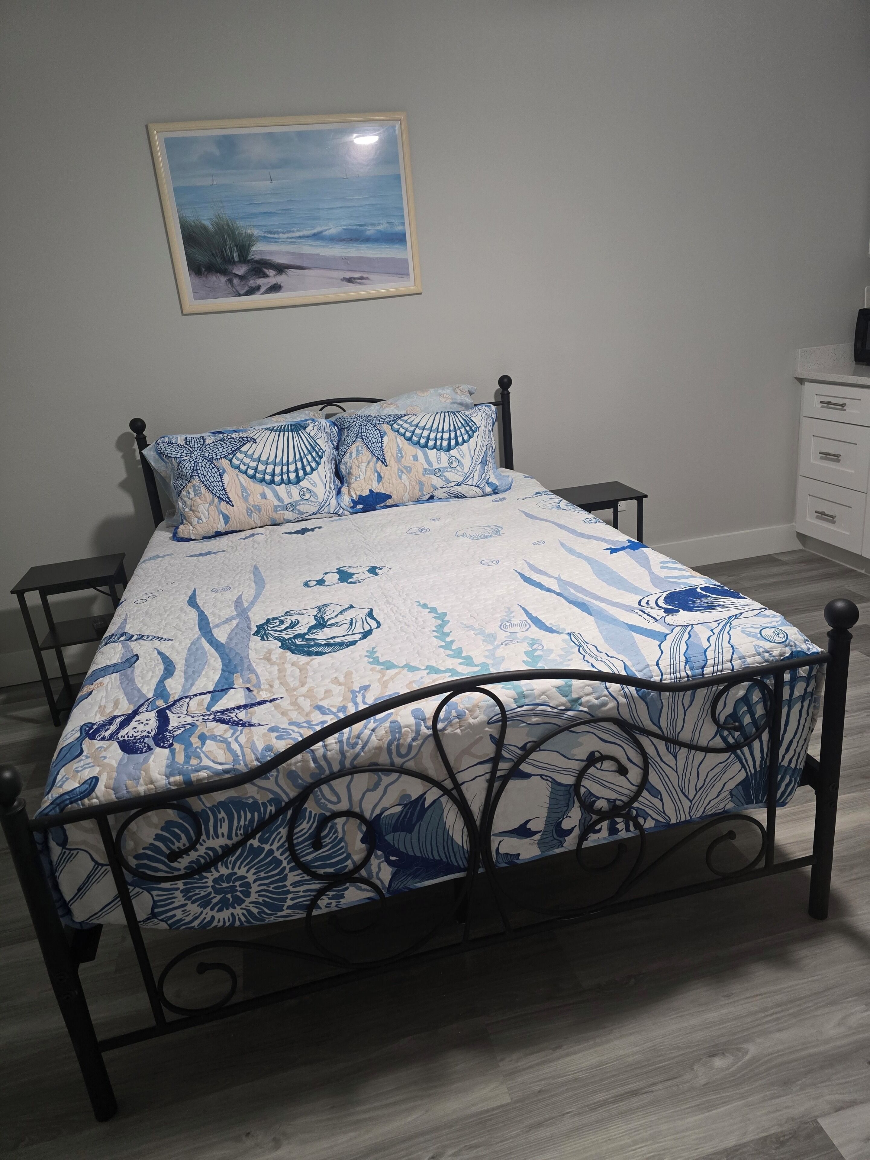 Tabla de planchar con plancha, wifi gratis y ropa de cama 