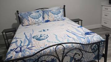 Tabla de planchar con plancha, wifi gratis y ropa de cama