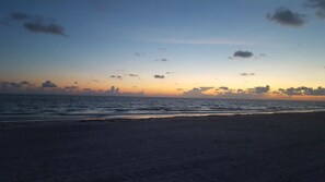 Playa en los alrededores, camastros y toallas de playa 