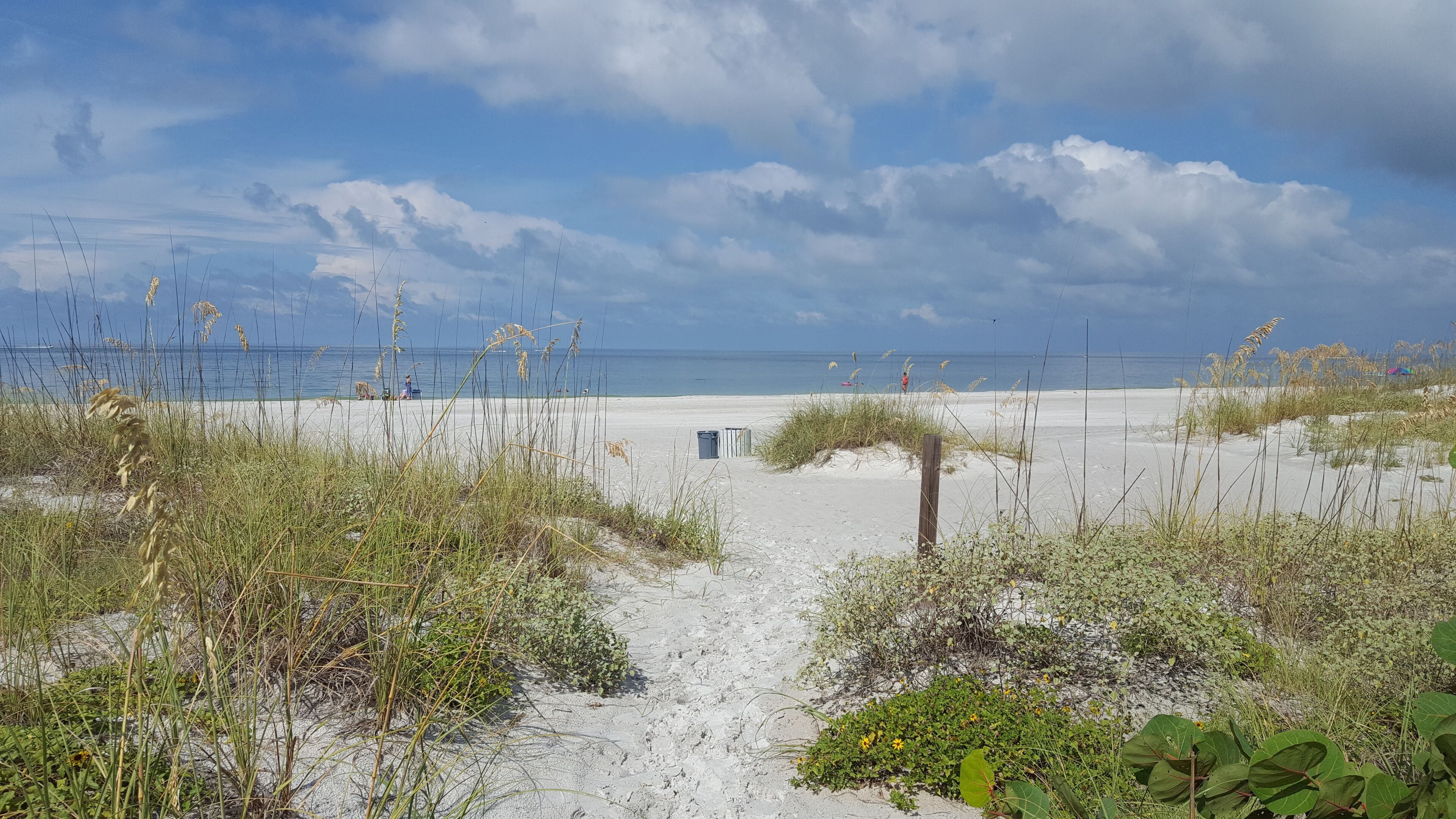 Beach nearby, sun-loungers, beach towels