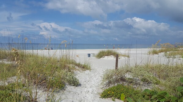 Ranta lähistöllä, aurinkotuoleja, rantapyyhkeitä