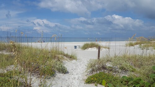 COZY CORNER BEACH CONDO UUDELLEEN