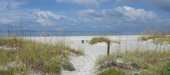 COZY CORNER BEACH CONDO RETREAT