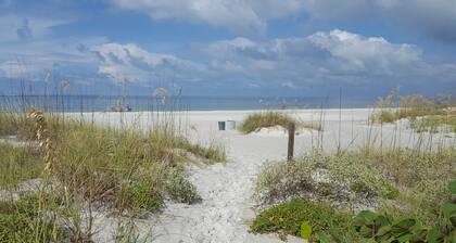 COZY CORNER BEACH CONDO RETREAT