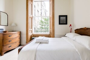 1 bedroom, iron/ironing board, travel cot, free WiFi - Stylish City Centre Apartment (Edinburgh)