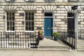 Exterior detail - Stylish City Centre Apartment (Edinburgh)