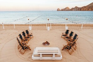 Playa en los alrededores y camastros 