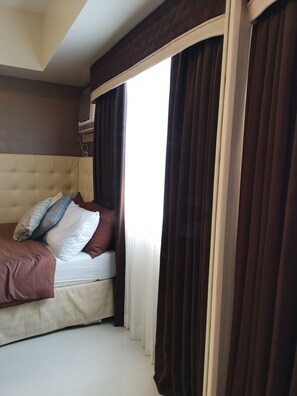 Työpöytä, äänieristys, silitysrauta/-lauta, vuodevaatteet