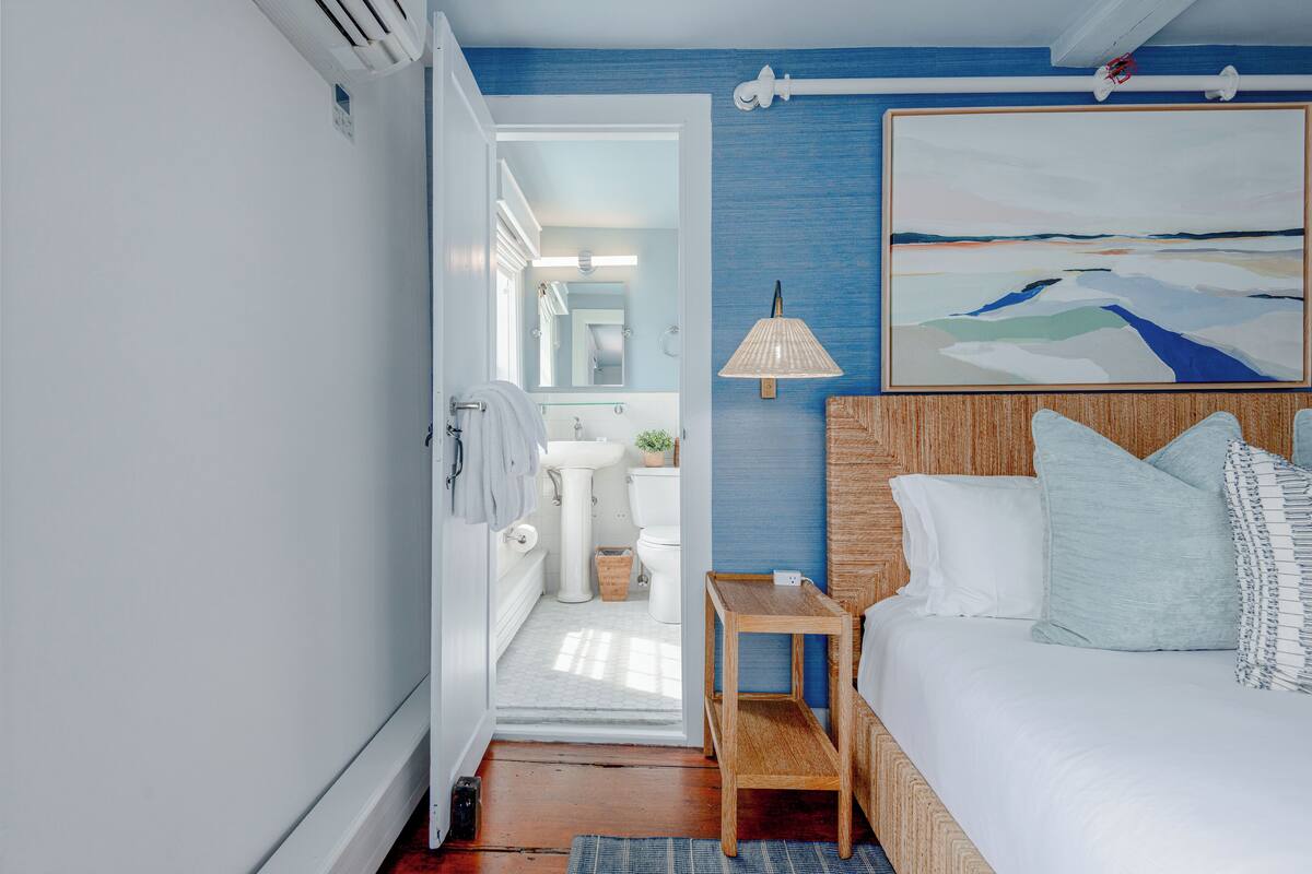 deluxe room, 1 queen bed (arnold) | bathroom | shower, designer toiletries, hair dryer, towels