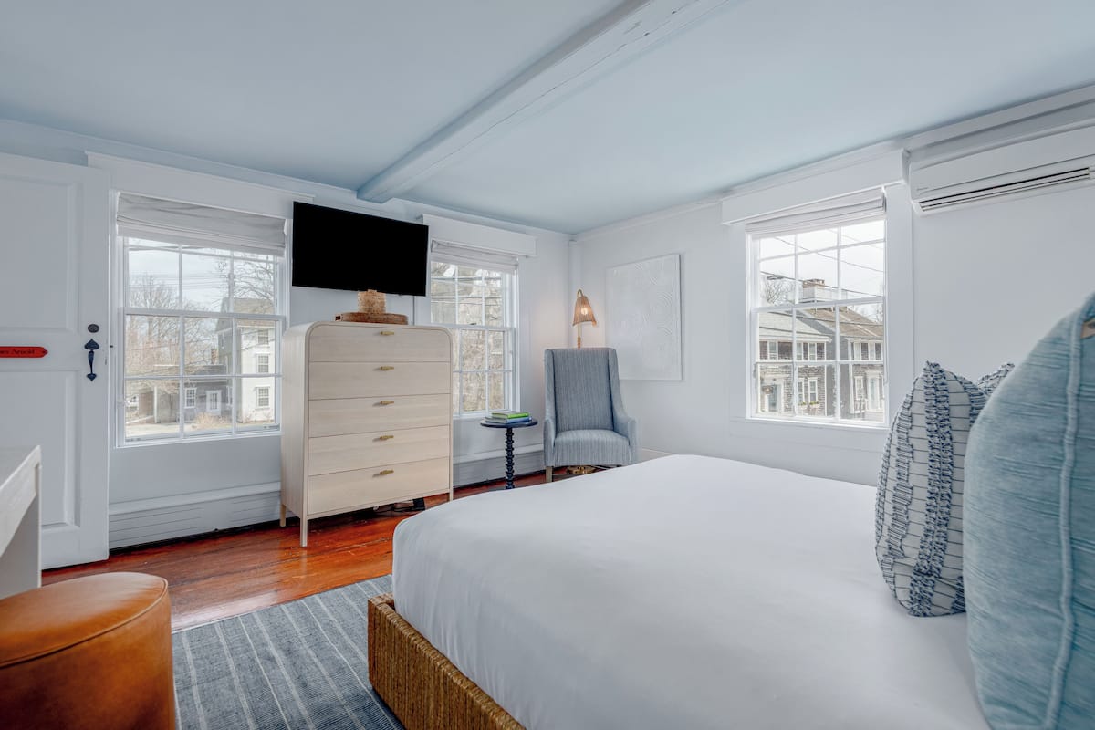 Deluxe Room, 1 Queen Bed (Arnold) | 1 bedroom, premium bedding, individually decorated