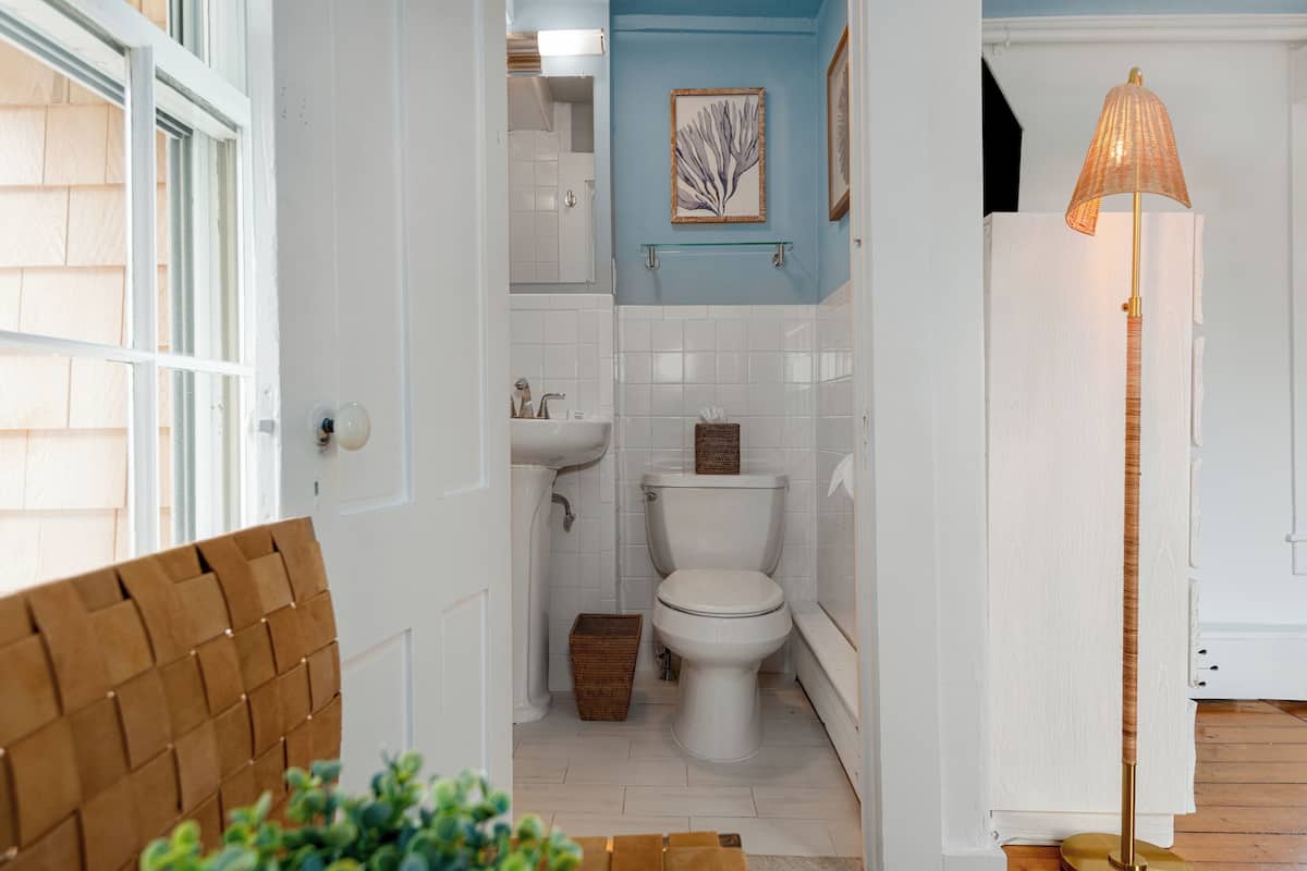 standard room, 1 queen bed (tucker) | bathroom | shower, designer toiletries, hair dryer, towels