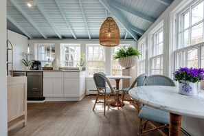 Free daily continental breakfast - Anchor Inn (Nantucket)