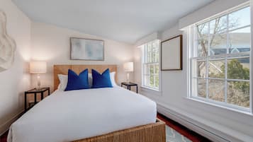 Standard Room, 1 Queen Bed (Cyrus) | Premium bedding, individually decorated, individually furnished