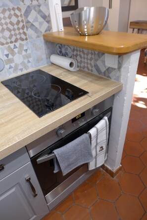 Een koelkast, een microgolfoven, een oven, een kookplaat