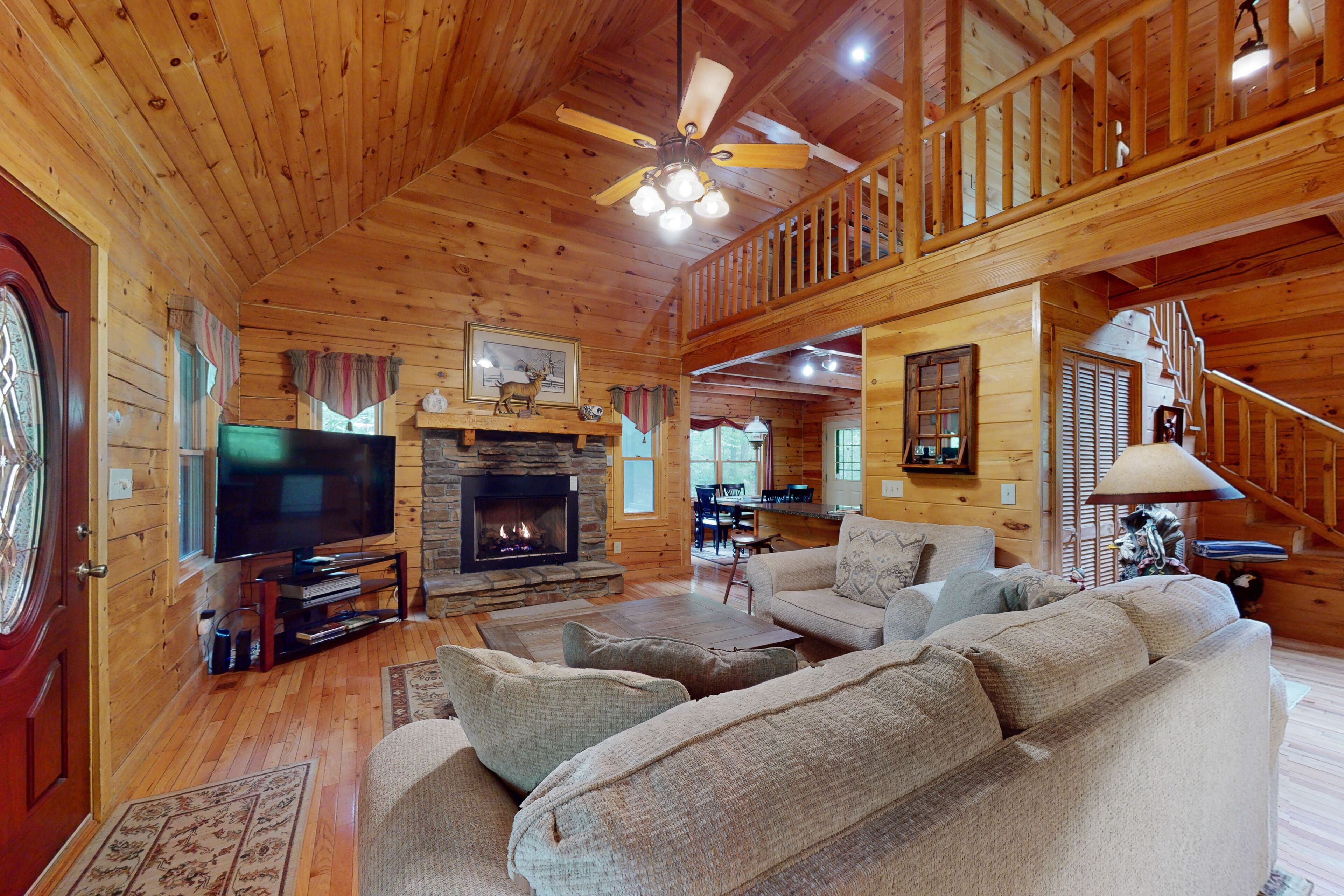 Luxury cabin w\/vaulted ceilings, covered deck and private hot tub