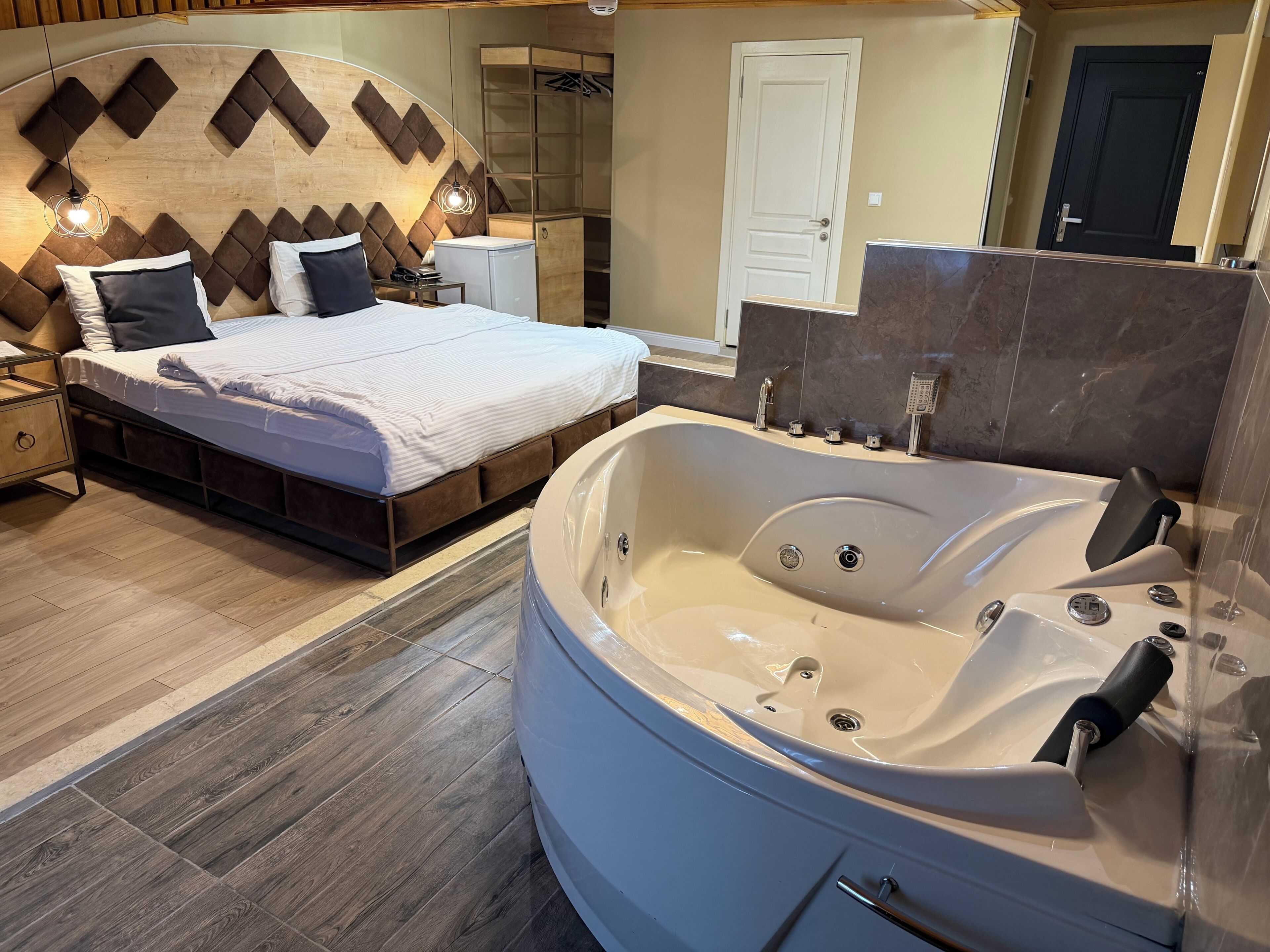 Suite Room | Minibar, pengeskab på værelset, strygejern/strygebræt, gratis Wi-Fi