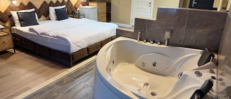 Suite Room | Minibaari, tallelokero huoneessa, silitysrauta/-lauta, ilmainen Wi-Fi