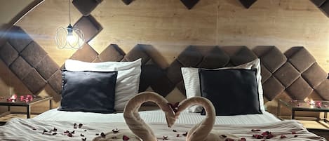 Suite Room | Minibar, Zimmersafe, Bügeleisen/Bügelbrett, kostenloses WLAN