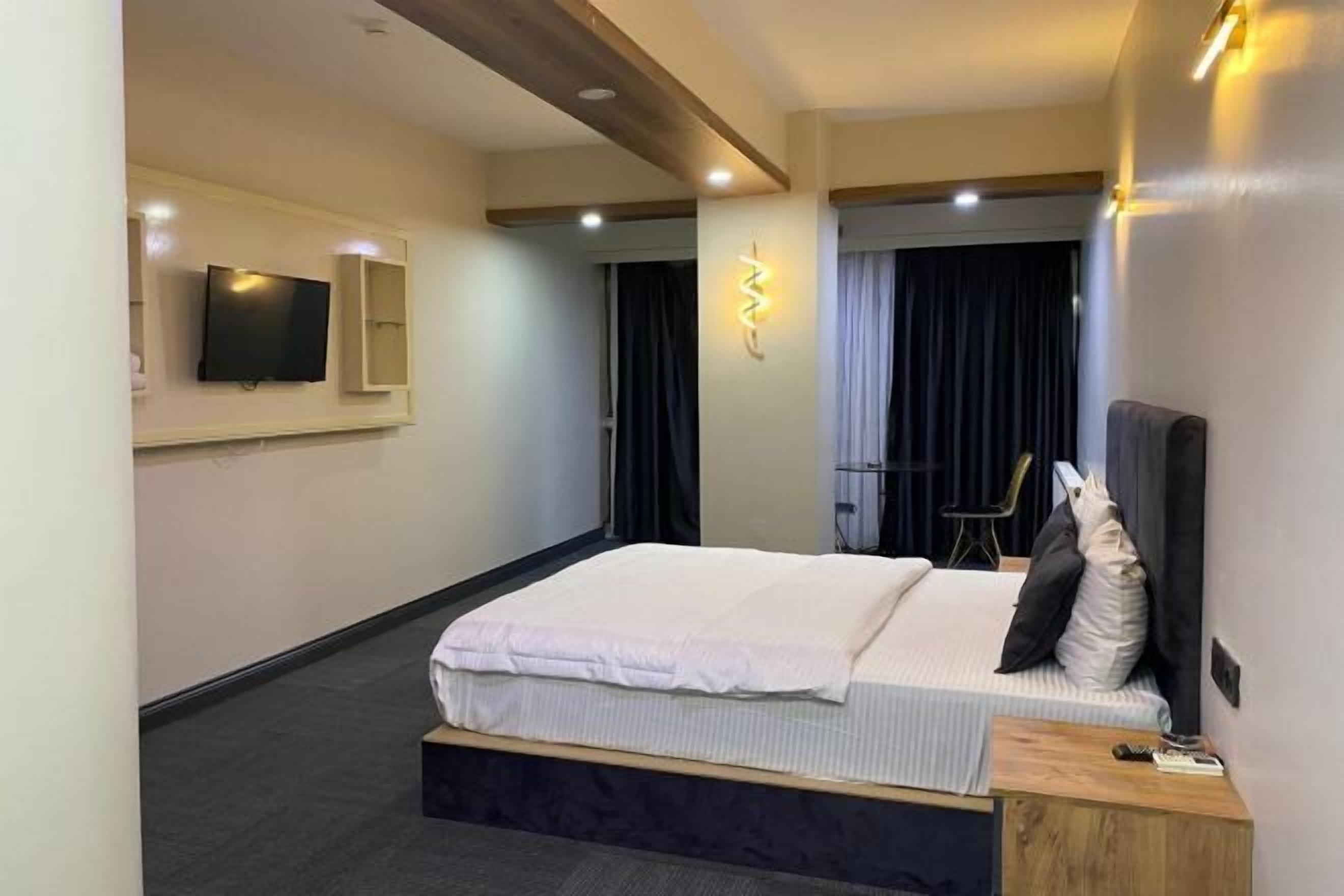 Minibar, una cassaforte in camera, ferro/asse da stiro, Wi-Fi gratuito