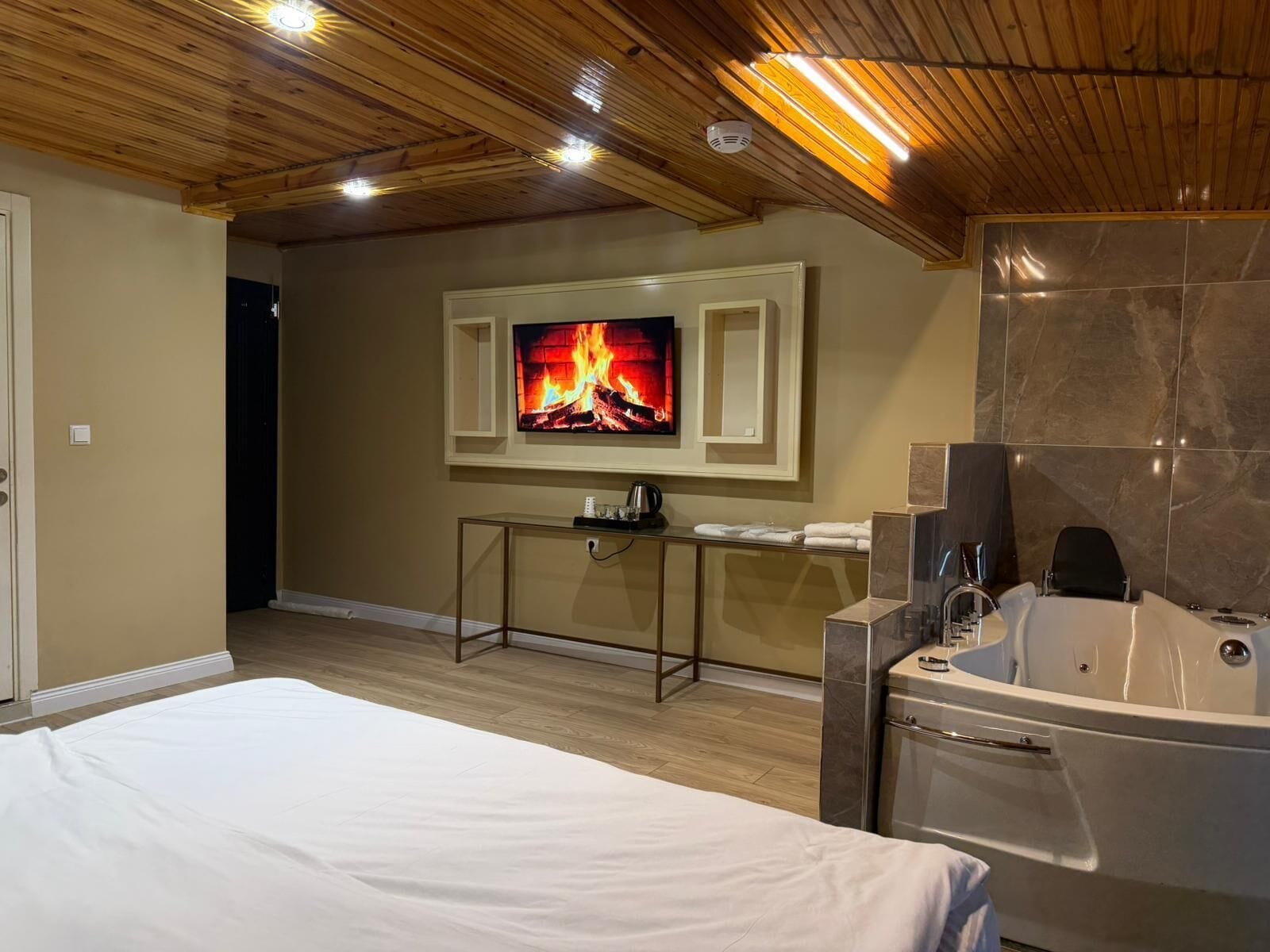 Minibar, in-room safe, iron/ironing board, free WiFi