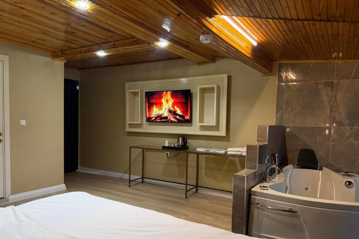 Suite Room | Minibar, in-room safe, iron/ironing board, free WiFi