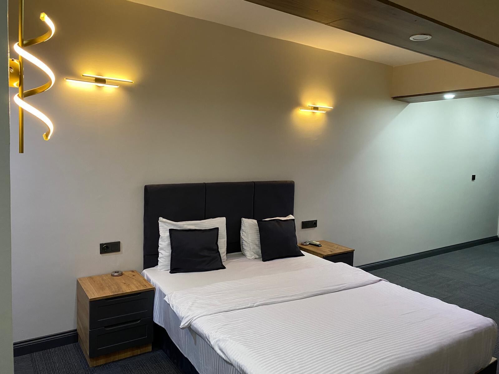 Deluxe Room, 1 Double Bed | Minibar, in-room safe, iron/ironing board, free WiFi