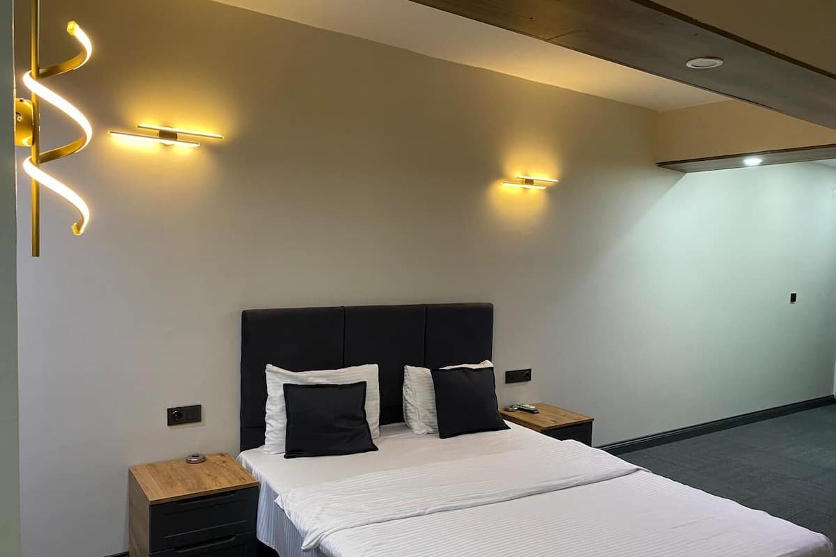 Deluxe-huone, 1 parisänky | Minibaari, tallelokero huoneessa, silitysrauta/-lauta, ilmainen Wi-Fi