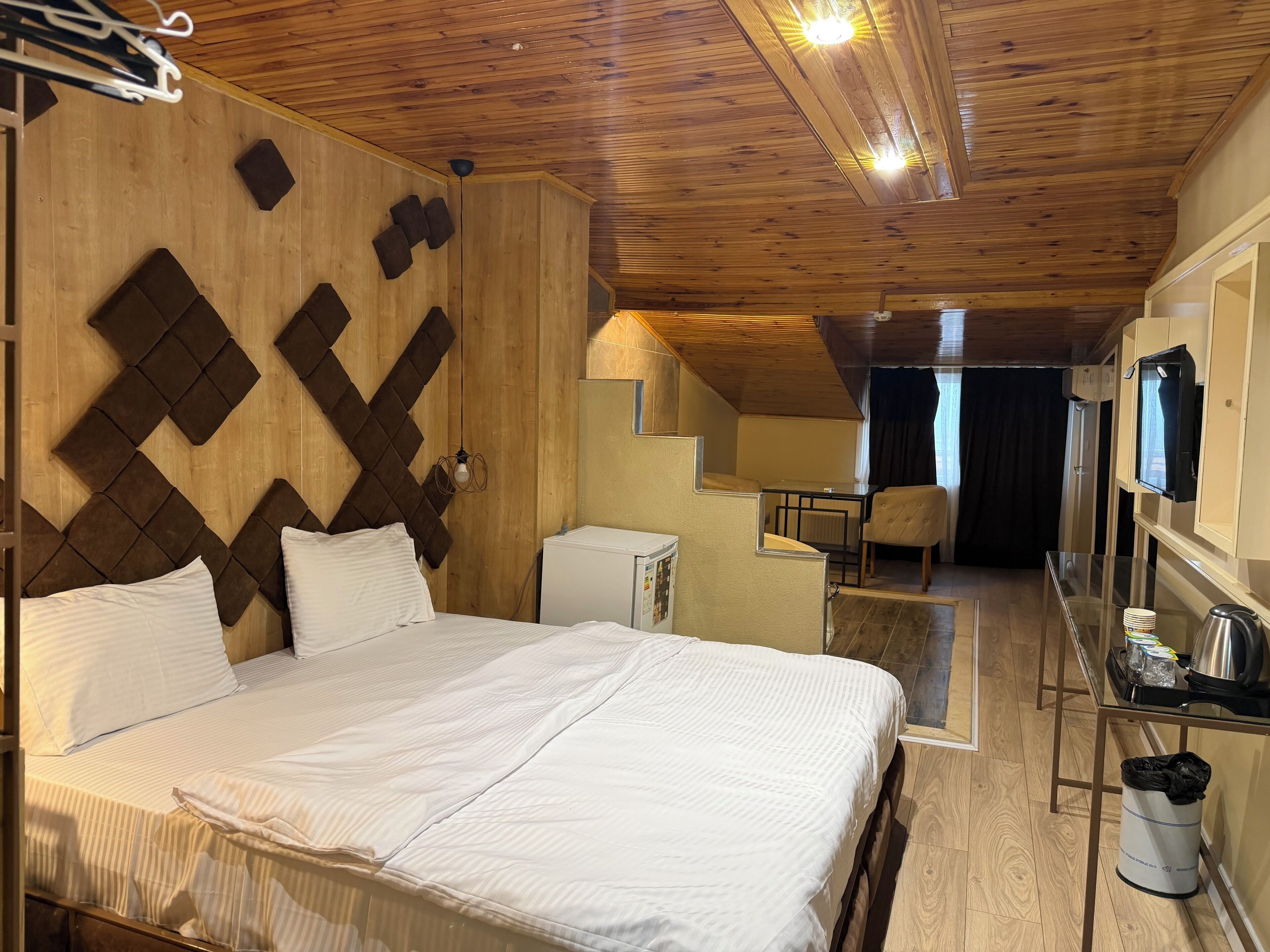 Suite Room | Minibar, in-room safe, iron/ironing board, free WiFi