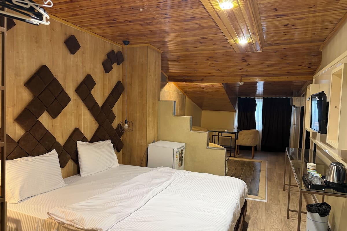 Suite Room | Minibaari, tallelokero huoneessa, silitysrauta/-lauta, ilmainen Wi-Fi