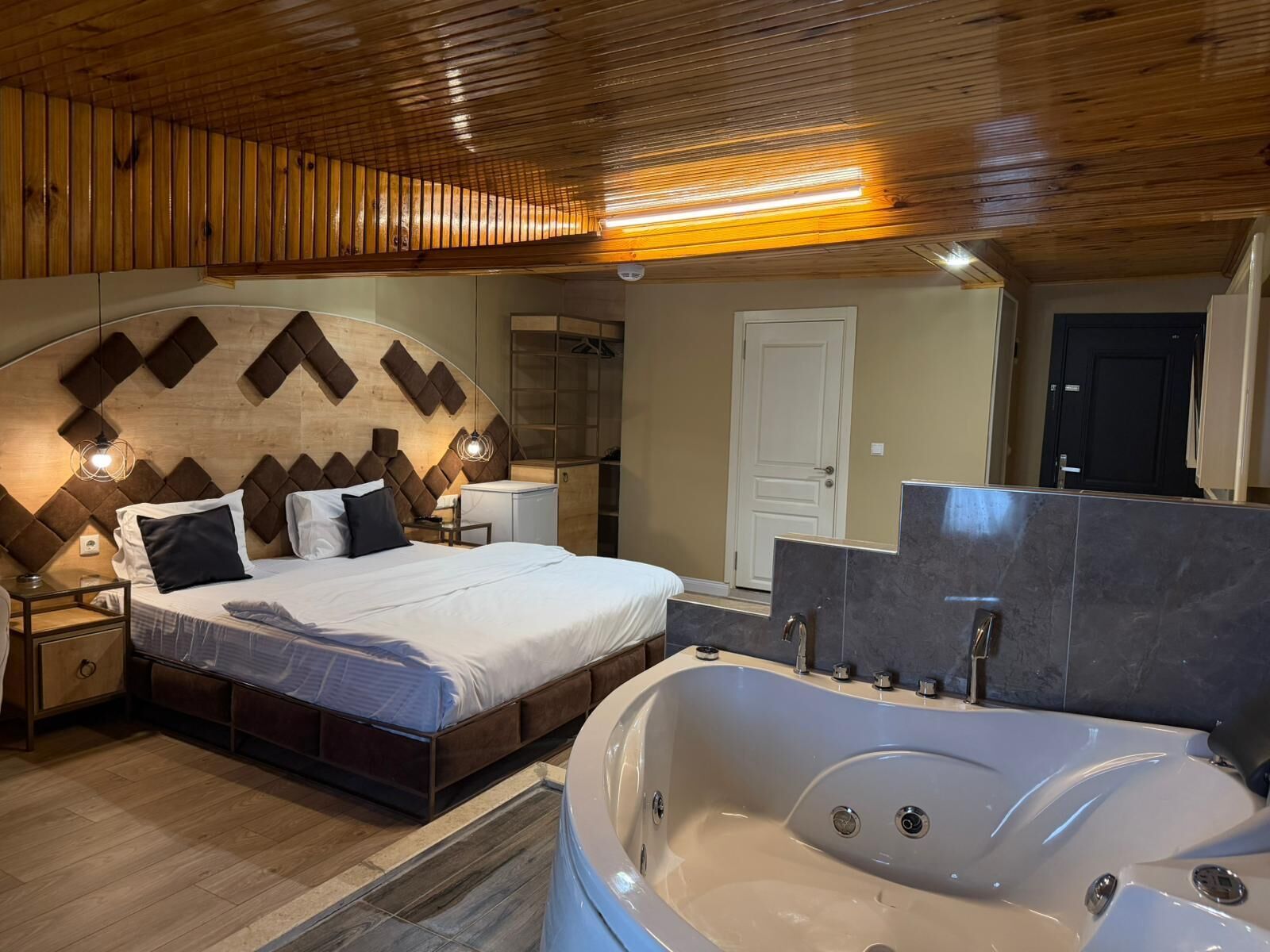 Minibar, in-room safe, iron/ironing board, free WiFi