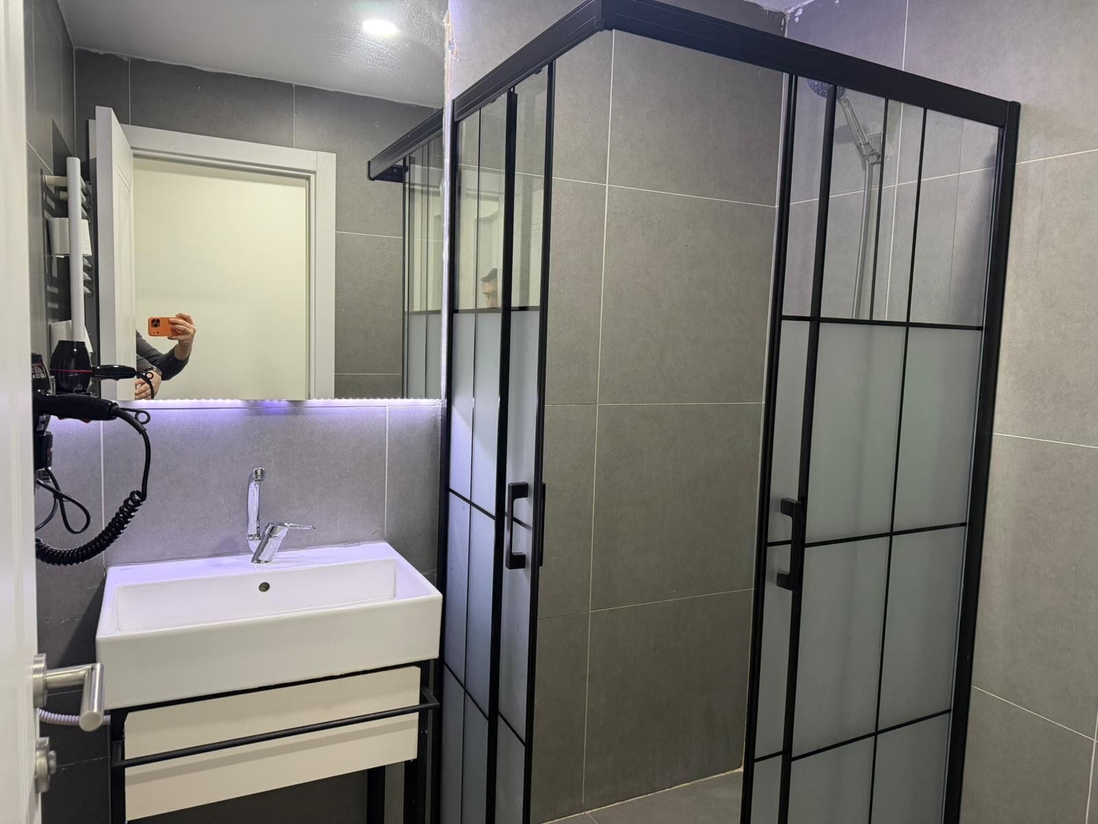 Family Room, Berbilang Katil | Bilik Mandi | Pancuran mandi, pengering rambut, selipar, tuala disediakan 