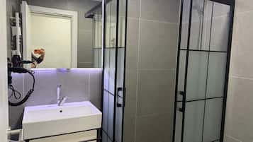 Family Room, Berbilang Katil | Bilik Mandi | Pancuran mandi, pengering rambut, selipar, tuala disediakan