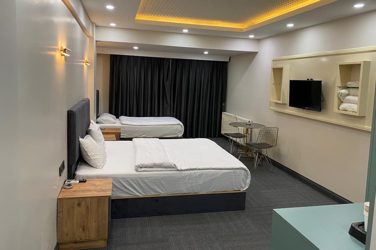 Perhehuone, useita sänkyjä | Minibaari, tallelokero huoneessa, silitysrauta/-lauta, ilmainen Wi-Fi