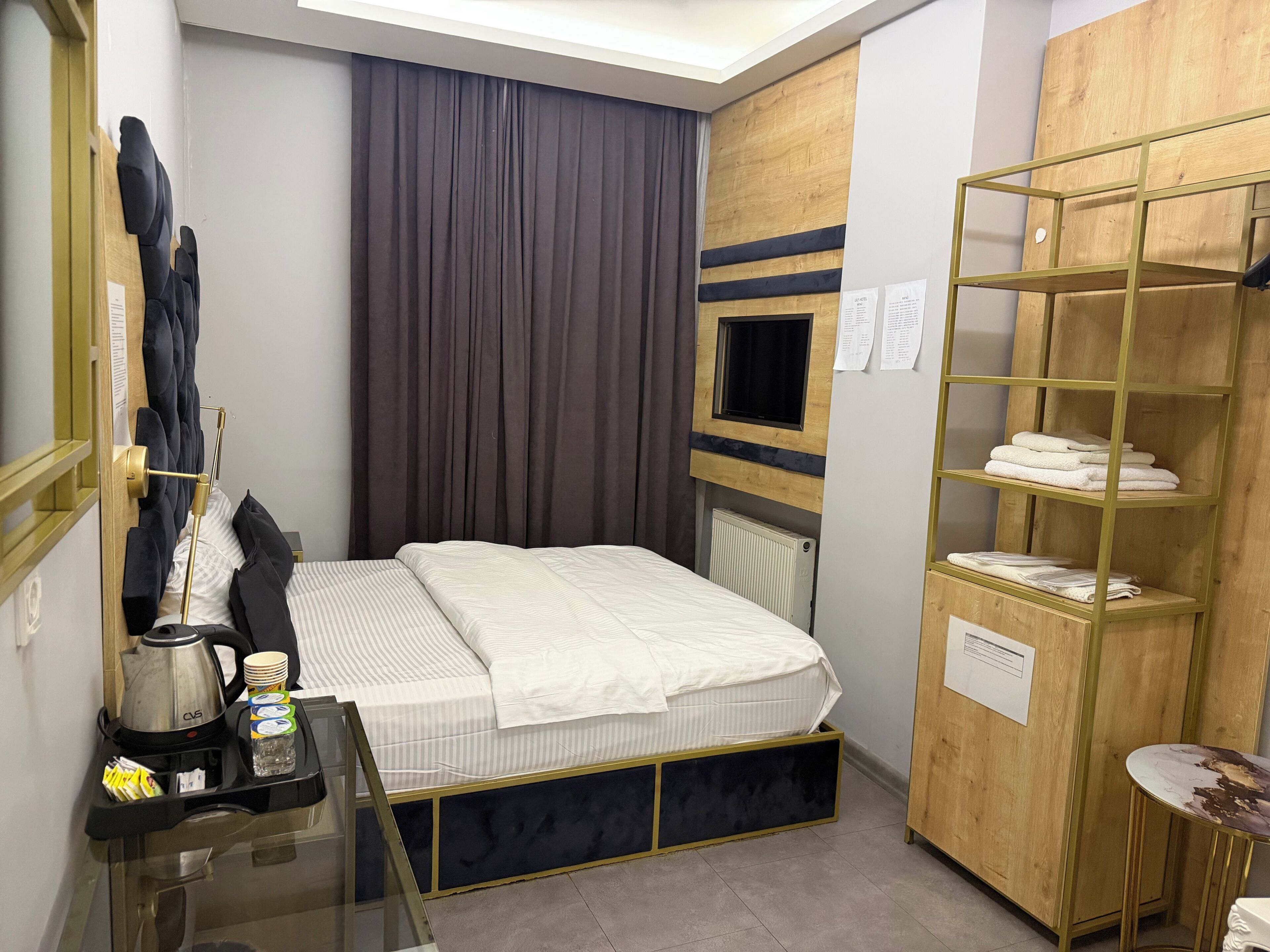 經濟客房 | 迷你吧、房內夾萬、熨斗/熨衫板、免費 Wi-Fi