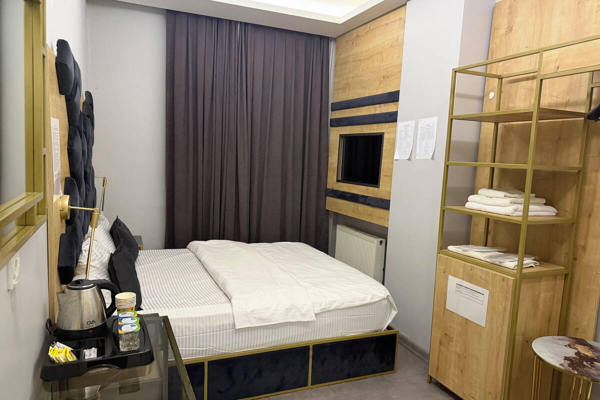 經濟客房 | 迷你吧、房內夾萬、熨斗/熨衫板、免費 Wi-Fi