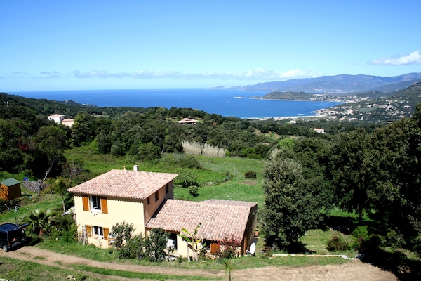 La maison vue de dos, avec la vue mer