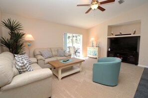 House | Living room | Flat-screen TV, DVD player - Endless Summer (Rotonda West)
