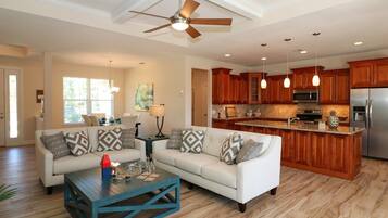 House | Living room | Flat-screen TV, DVD player