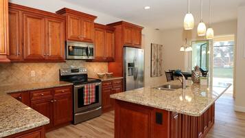 House | Private kitchen | Fridge, microwave, oven, stovetop