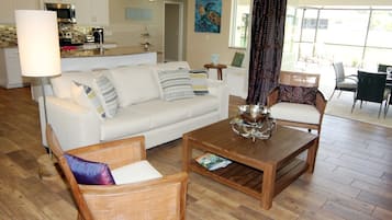 House | Living room | Flat-screen TV, DVD player