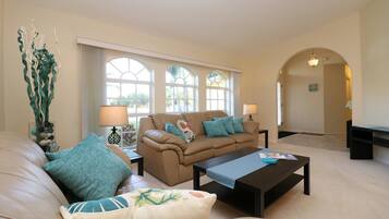 House | Living room | Flat-screen TV, DVD player